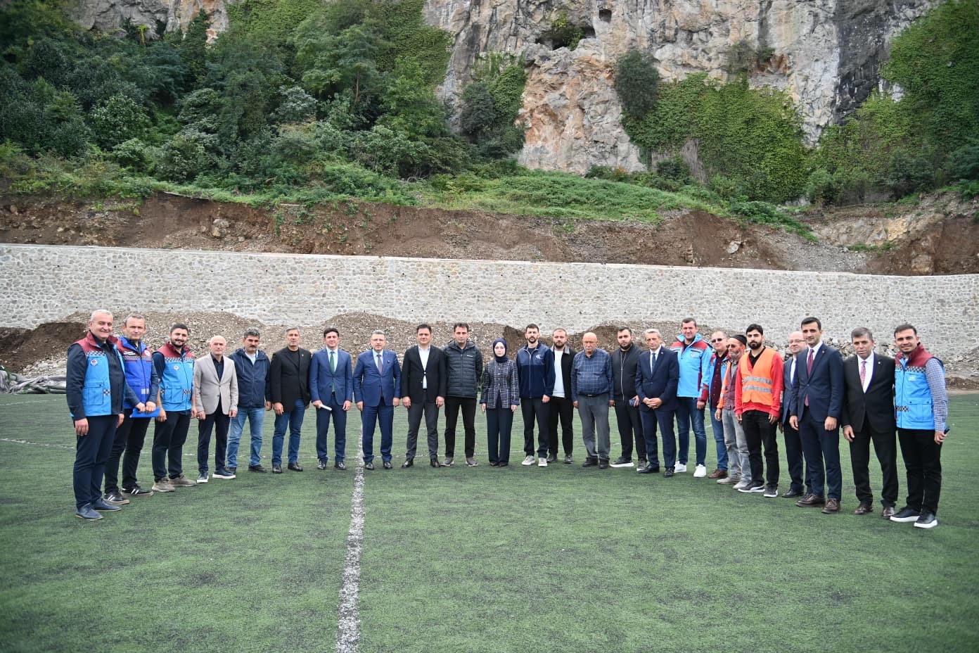 Maşatlık Futbol Sahası taş d&uuml;şmelerine karşı g&uuml;venli hale getiriliyor