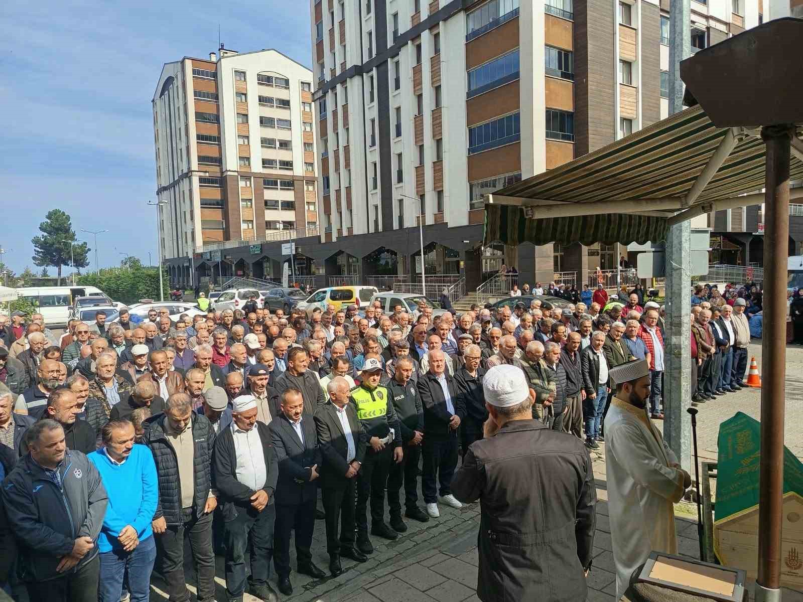 İstanbul&rsquo;da trafik kazasında &ouml;len gen&ccedil; Trabzon&rsquo;da son yolculuğuna uğurlandı