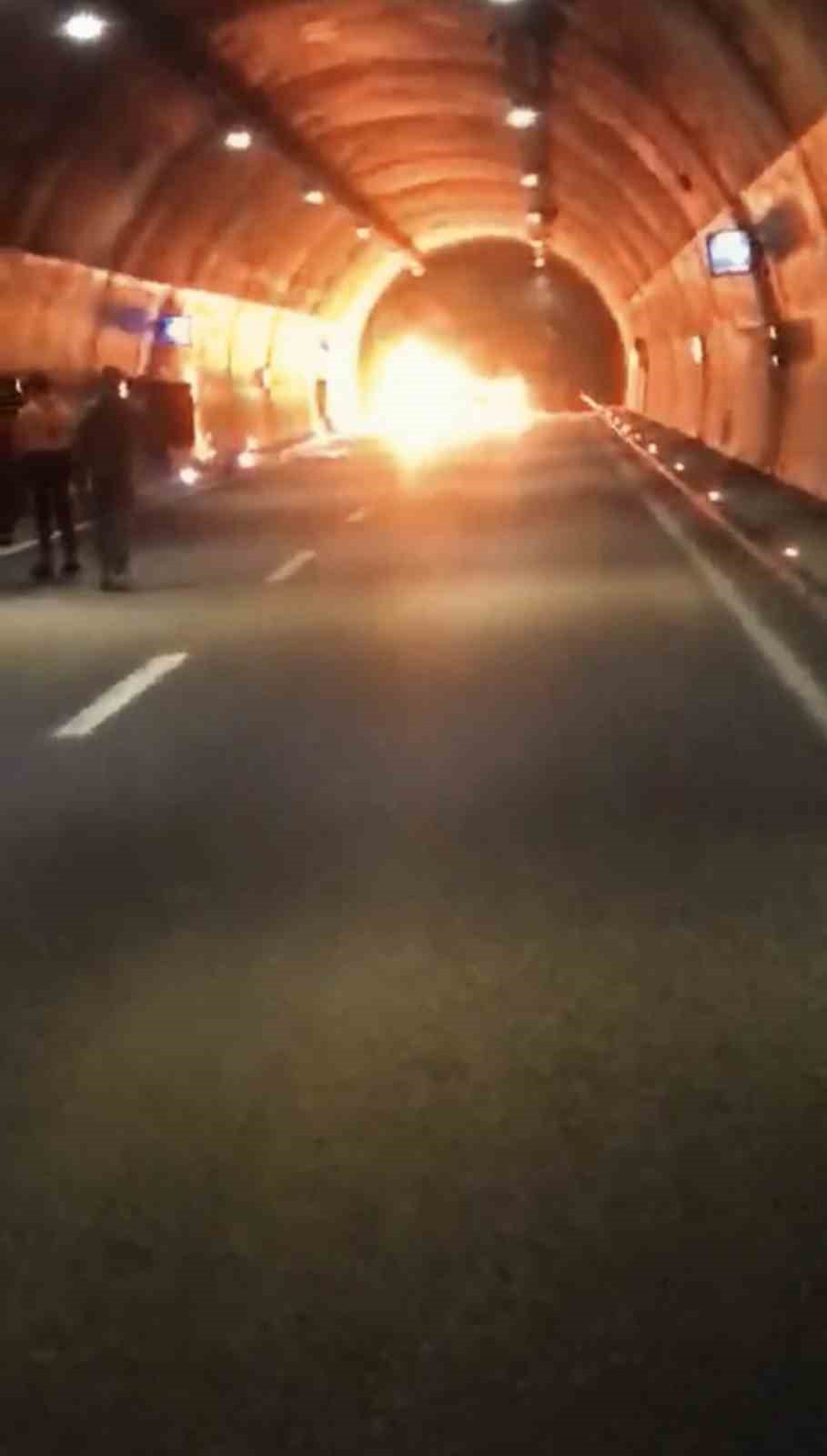 Trabzon&rsquo;un Ma&ccedil;ka il&ccedil;esindeki T2 T&uuml;neli&rsquo;nde kaza sonrası yangın &ccedil;ıktı: 1 &ouml;l&uuml;