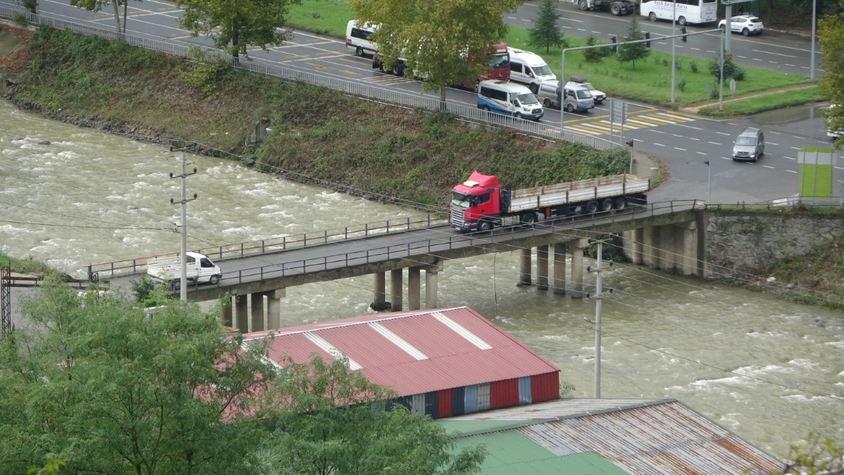 40 yıllık köprüde korkutan görüntü: Betonlar döküldü, demirler sarktı