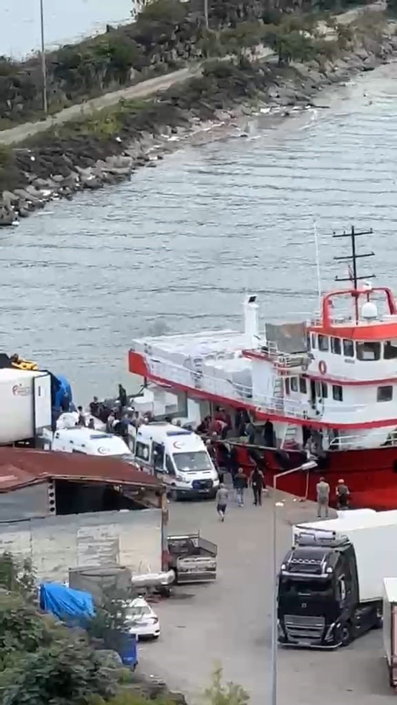 Trabzon a&ccedil;ıklarındaki balık&ccedil;ı teknesinde iş kazası: 1&rsquo;i ağır 4 yaralı