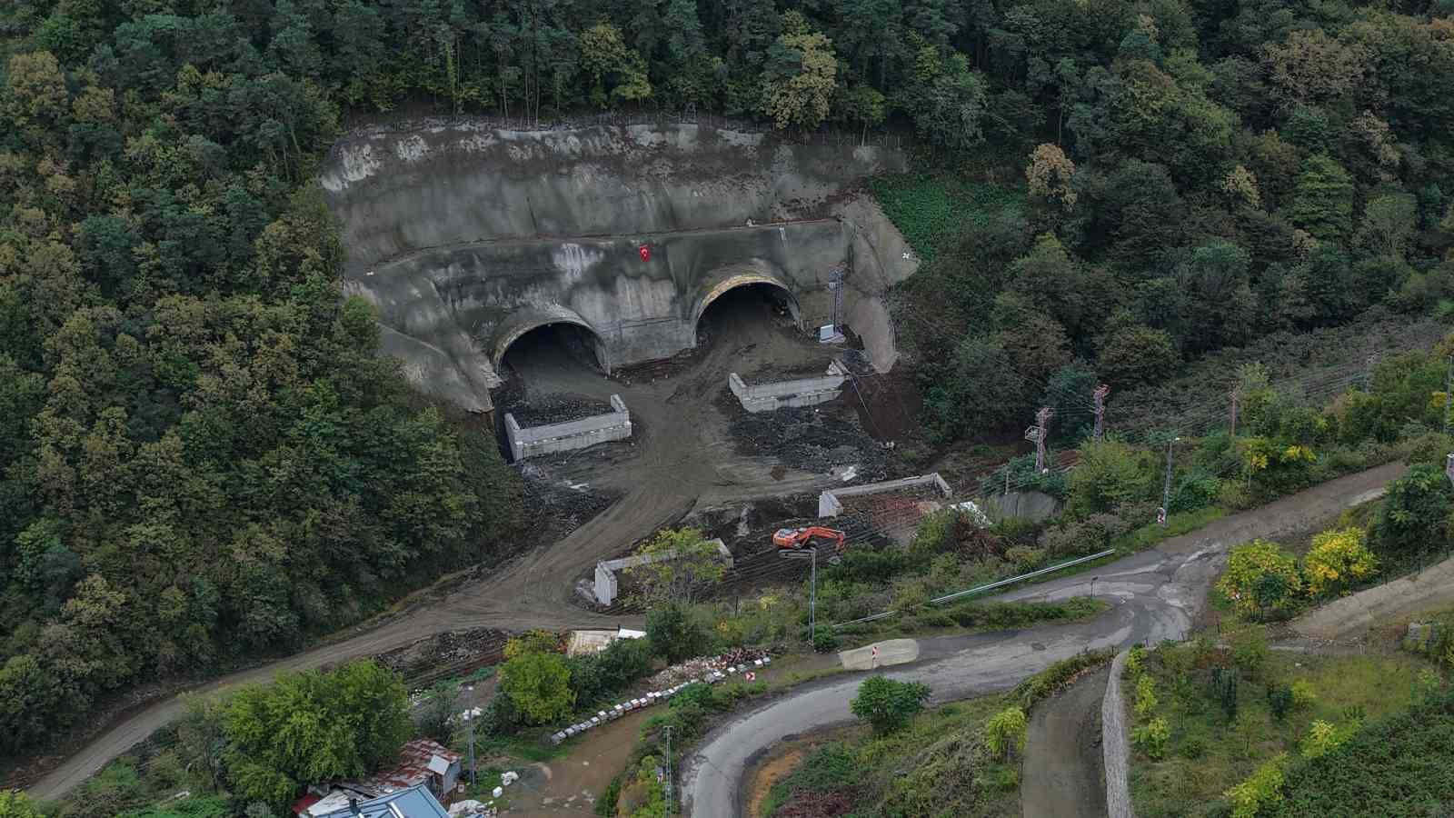 Trabzon&rsquo;da yapımı s&uuml;ren G&uuml;ney &Ccedil;evre Yolu&rsquo;nda ilk t&uuml;nelde ışık g&ouml;r&uuml;ld&uuml;