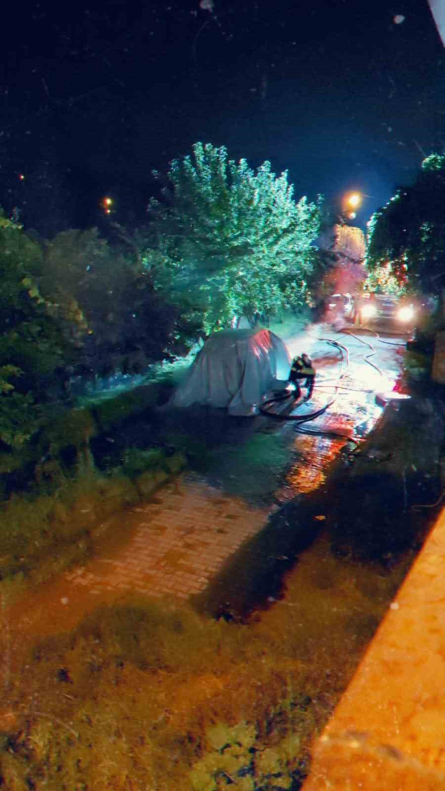 Trabzon&rsquo;da park halindeki elektrikli otomobil gece yandı