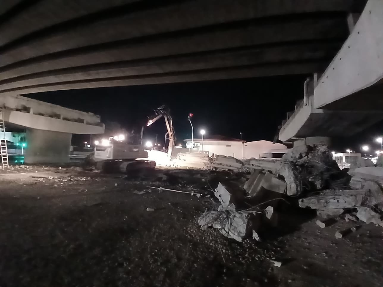 Reşadiye Viyad&uuml;ğ&uuml;&rsquo;nde yıkım &ccedil;alışmaları gece g&uuml;nd&uuml;z devam ediyor