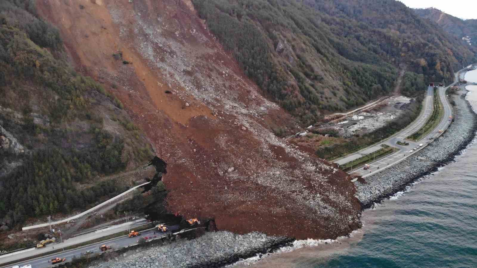 Karadeniz Sahil Yolu&rsquo;nda dev kaya tehlikesi