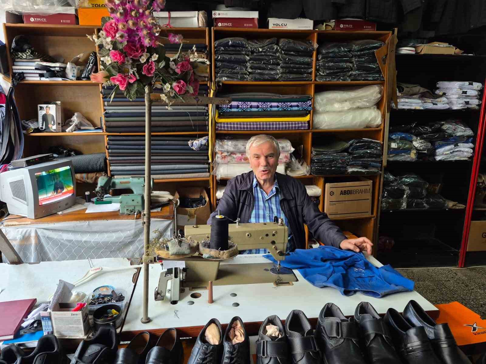 60 yıldır geleneksel terzicilikten &ouml;d&uuml;n vermeden mesleğini icra ediyor
